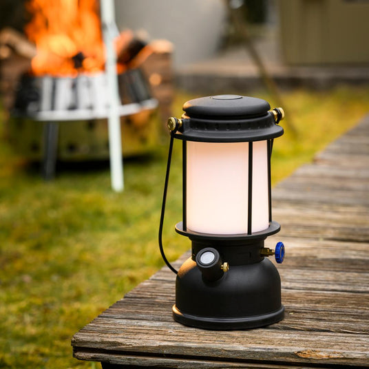 Die LM500 Laterne verbreitet warmes Licht im Garten