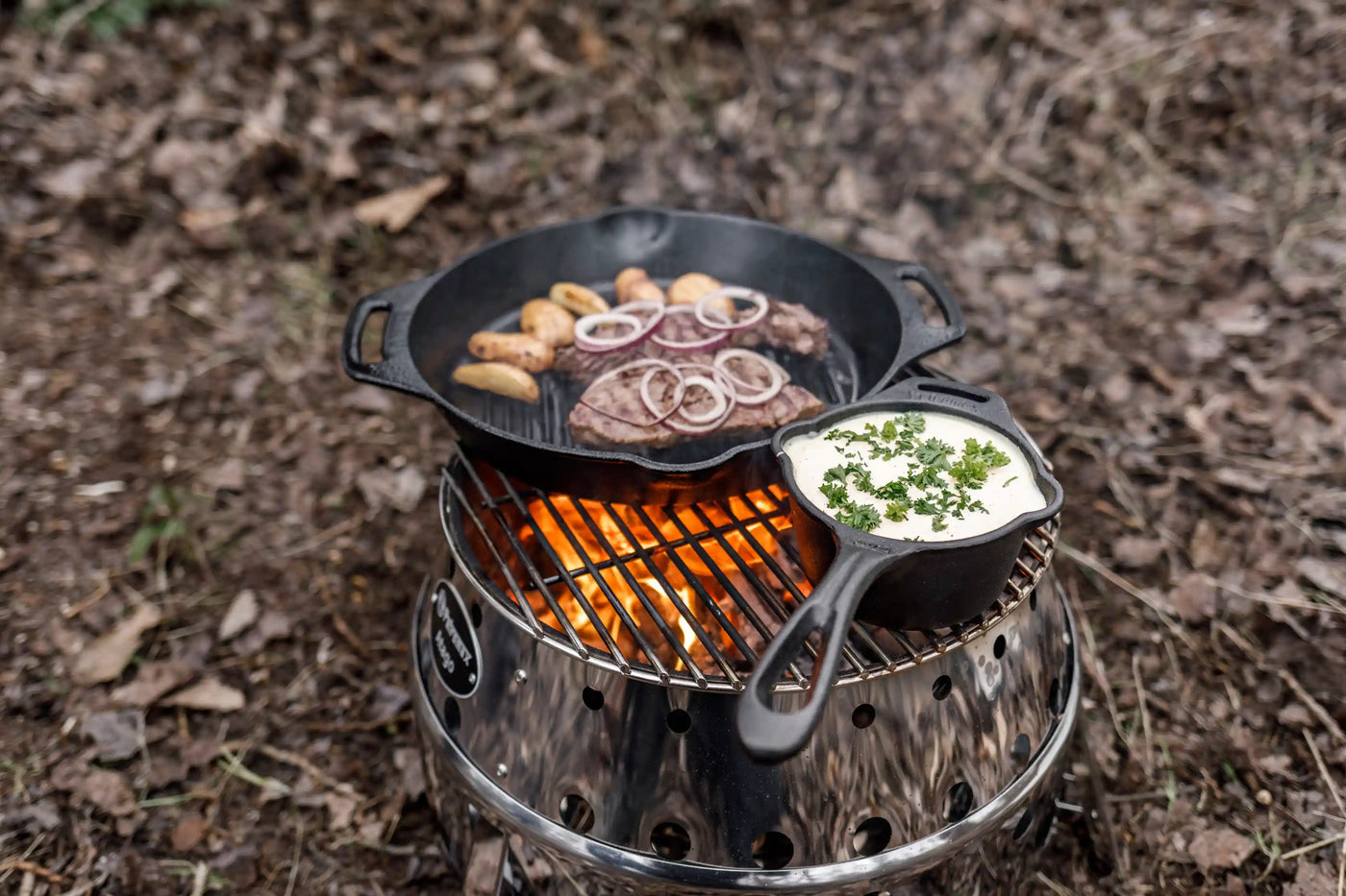 Gusseisentöpfe auf dem Atago Campinggrill