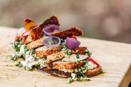 Crispy Perlhuhn auf Frühlingshüttenkäse-Krustenbrot und Waldpesto