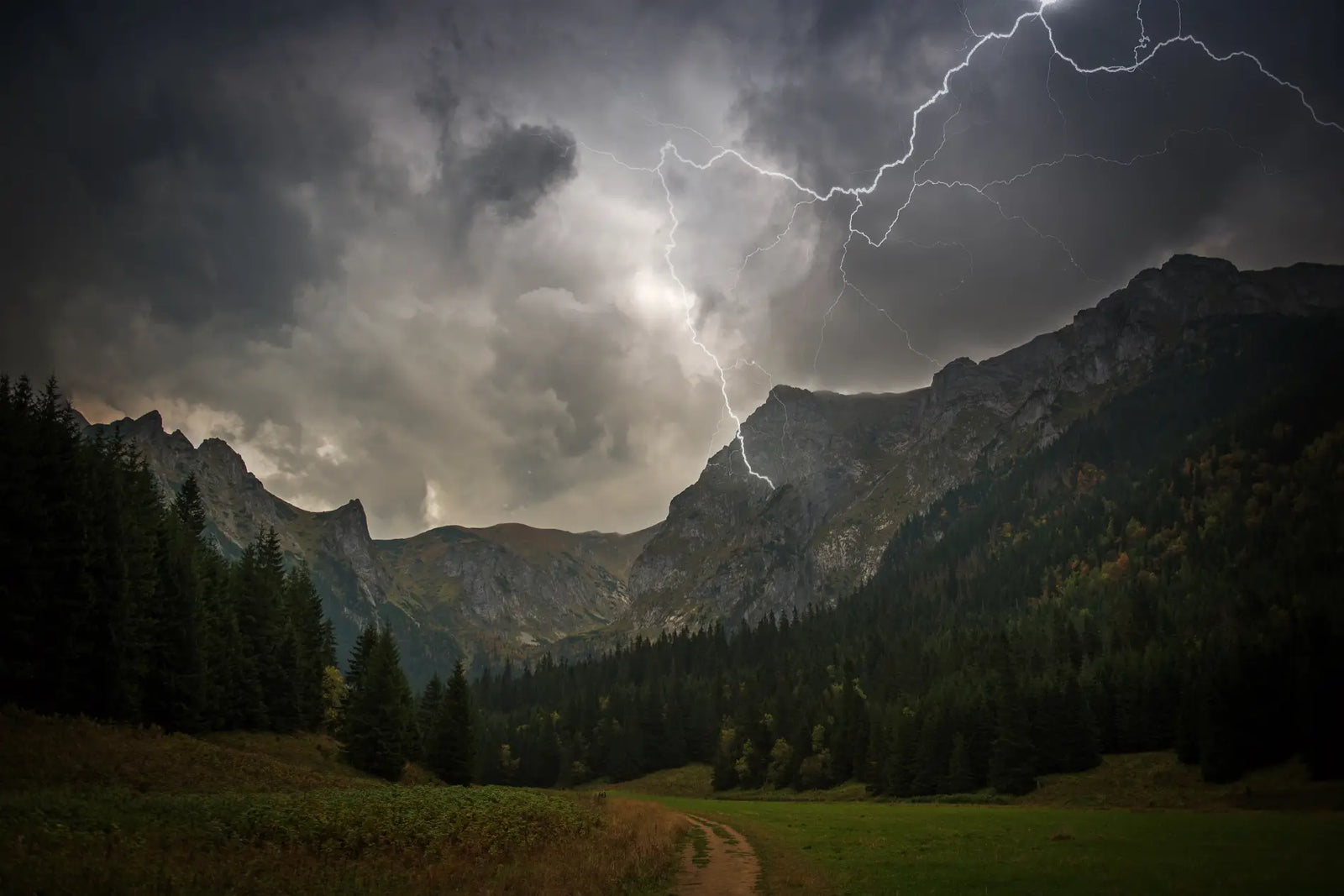 Gewitter in den Bergen: Richtiges Verhalten bei Blitz und Donner im Gebirge
