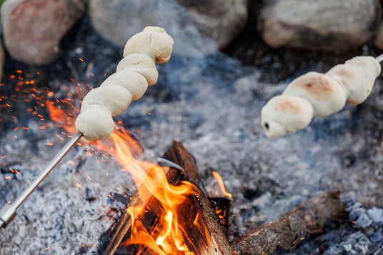 Stockbrot  frisch über dem Lagerfeuer gebacken