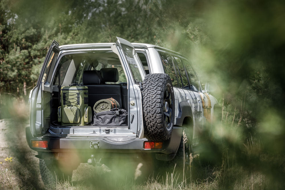 Kühlrucksack im Kofferraum eines Geländewagens