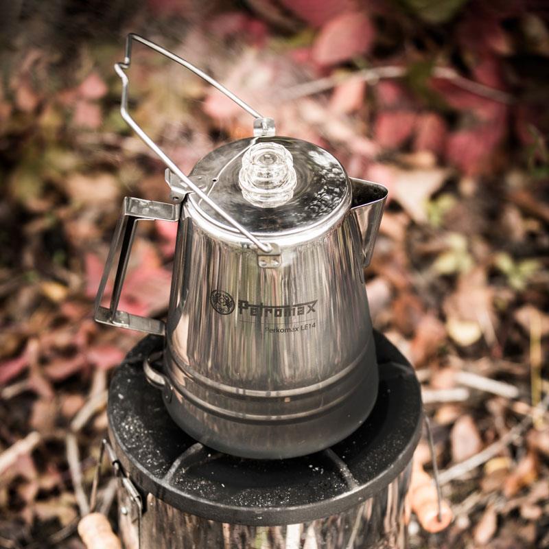 Edelstahl-Perkolator im Wald