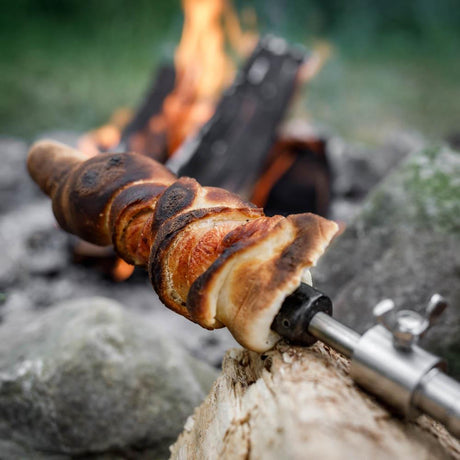 Gebackenes Brot auf einem gusseisernen Stockbrot-Spieß