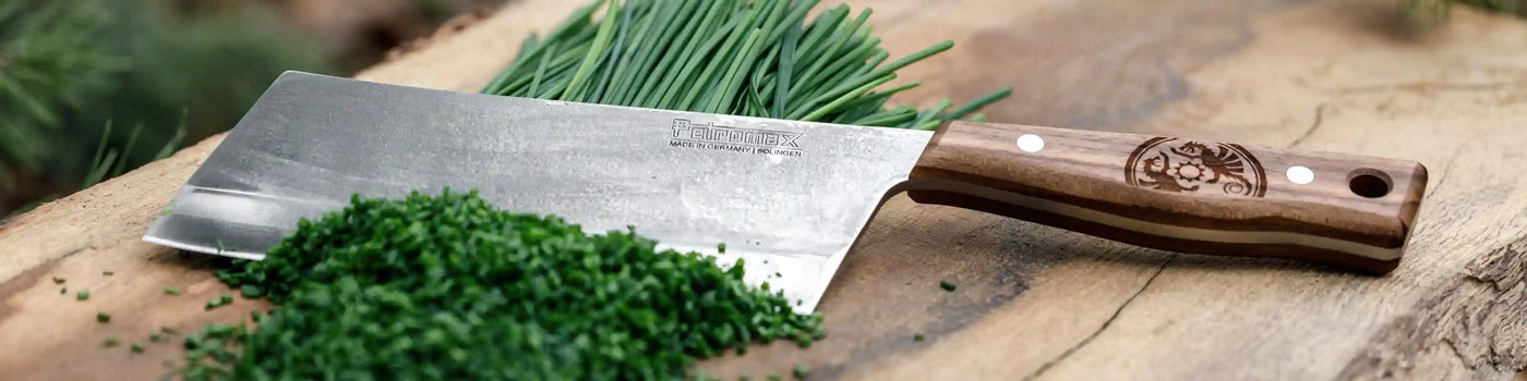 Fein geschnittener Schnittlauch mit einem Kochmesser