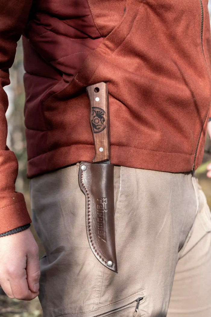 Outdoor-Messer von Petromax, befestigt am Gürtel eines Mannes