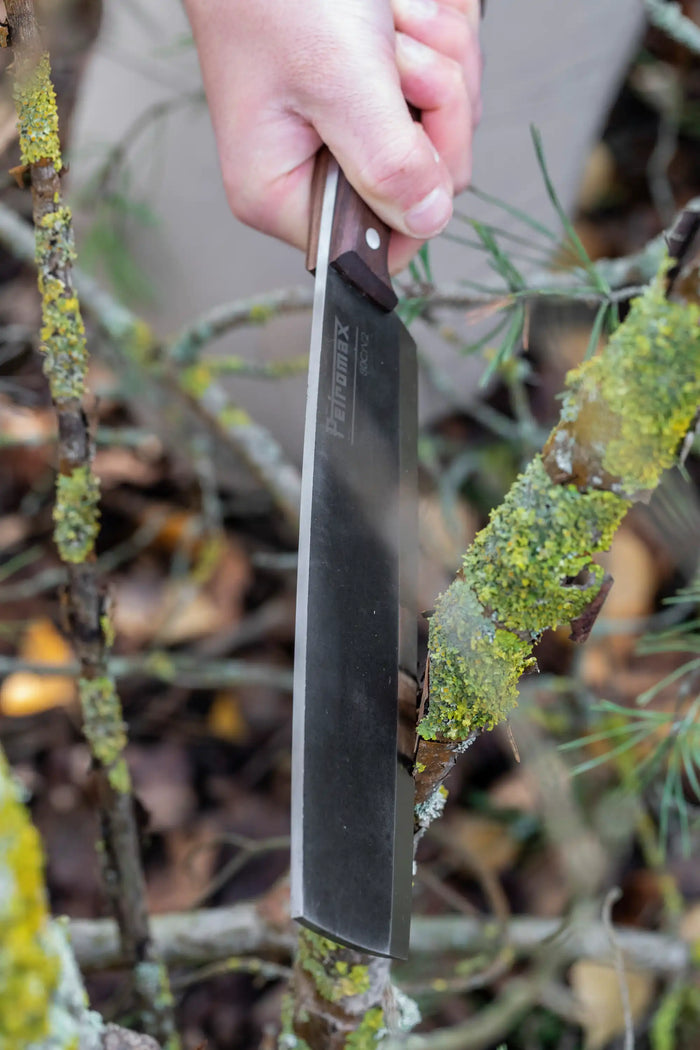 Person schneidet eine Wurzel mit einem Outdoor-Messer von Petromax