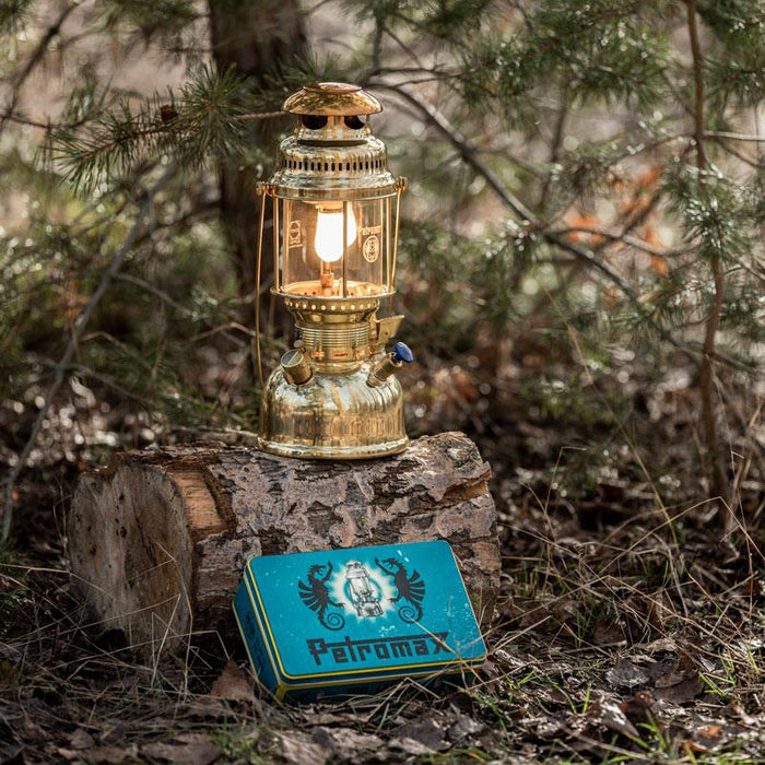 Leuchtende Petroleumlampe HK500 im Wald